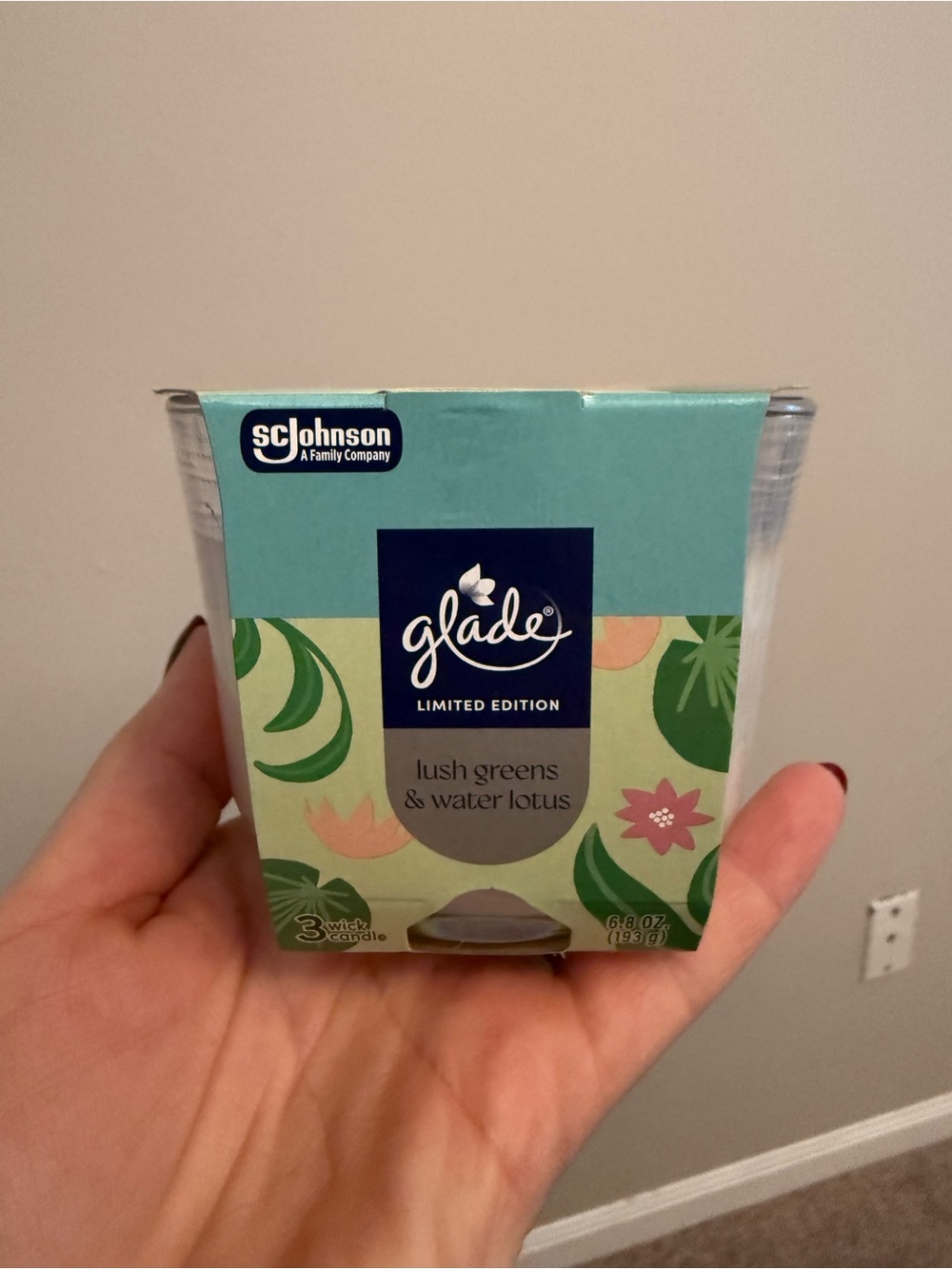 Glade Limited Addition 3 Wick Candle in Lush Greens & Water Lotus - Picture 2 of 3
